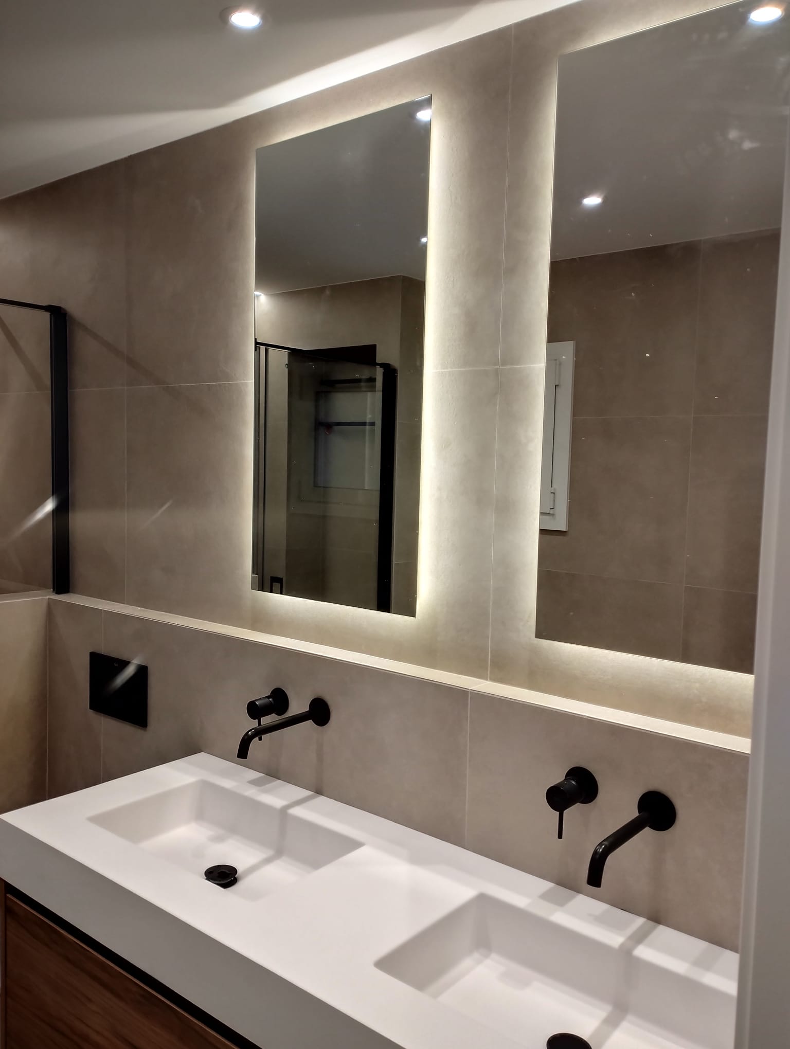 Bany doble lavabo amb mirall LED i aixetes negres mat