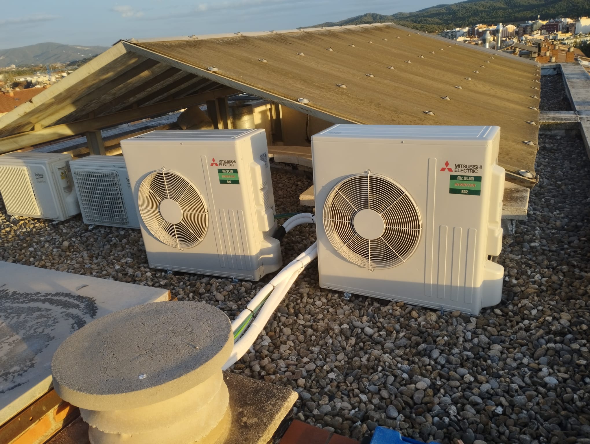 Dues unitats Mitsubishi Electric instal·lades al terrat
