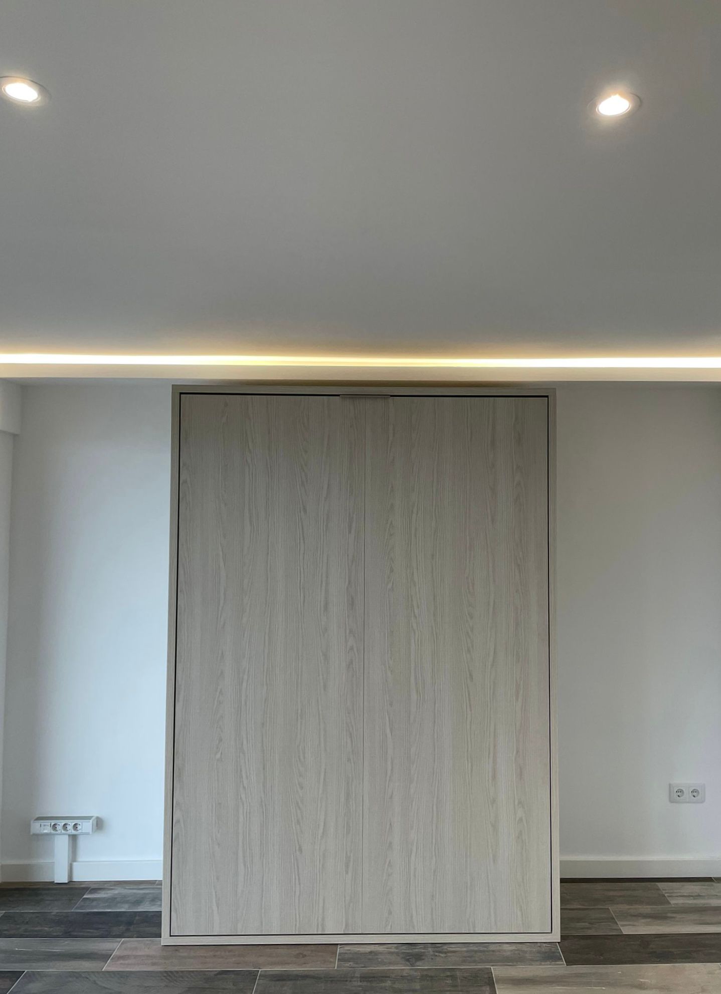 Reforma integral amb armari a mida i il·luminació LED encastada